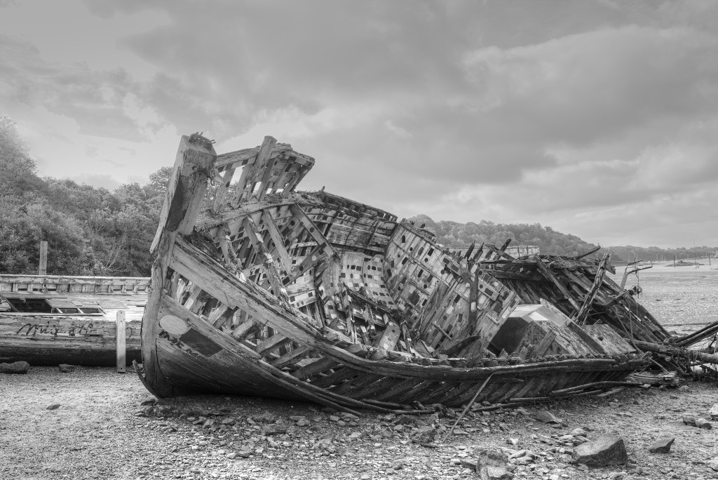 HDR Cimetiere a bateaux B&W scheepskerkhof scheepswrakken scheepswrak urbex quelmer rance bretagne frankrijk kerkhof schip schepen boot boten graffiti strand zwart wit foto